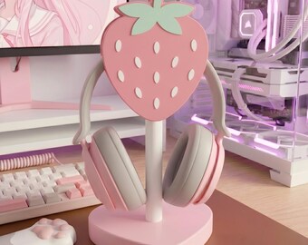 Soporte para auriculares con diseño de fresa rosa, configuración de escritorio para chica gamer kawaii, soporte para auriculares en tonos pastel, decoración acogedora para fondo de streamer de Twitch.