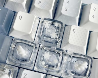 Tecla artesanal de copo de nieve invernal kawaii, accesorio de teclado de resina transparente con alas de ángel, decoración acogedora para escritorio de gamer, bonito regalo para streamer