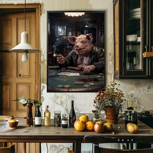 Arte de póker con cerdo gánster: escena humorística de bar oscuro con cerdo fumando y cartas, divertido estampado de pared de animales de la mafia para sala de juegos o bar.
