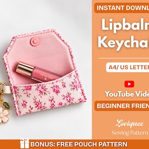 Op de afbeelding: Een roze stoffen etui met bloemenprint en drukknoopsluiting, met daarin een kleine tube lipgloss. Een goudkleurige sleutelhanger met een bloem- en blaadjesbedel is bevestigd. Tekst: Instant Download, Lipbalm Keychain, A4/US Letter, YouTube Video, Beginner Friendly, Loviquee Sewing Pattern, Bonus: Free Pouch Pattern.