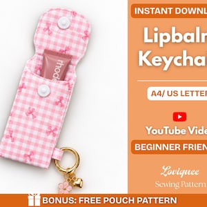 Op de afbeelding: Een roze en wit gingham stoffen lippenbalsem sleutelhanger tasje met drukknoopsluiting, bevattende een kleine tube lippenbalsem. Het tasje heeft een gouden sleutelring met een bloem- en hartbedel. Tekst: INSTANT DOWNLOAD Lipbalm Keychain.