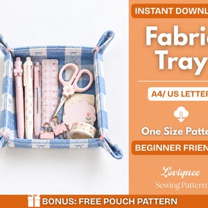 Puede incluir: Una bandeja de tela cuadrada con patrón de cuadros vichy azul y blanco con pequeños iconos de lazos. Dentro hay tres bolígrafos, una regla, tijeras, clips, un bloc de notas y cinta adhesiva. Texto: INSTANT DOWNLOAD Fabric Tray A4/ US LETTER One Size Pattern BEGINNER FRIENDLY Loviquee Sewing Pattern BONUS: FREE POUCH PATTERN.
