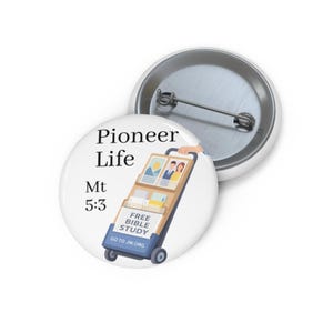 Könnte beinhalten: Weißer Button mit dem Text "Pioneer Life Mt 5:3" und einer Illustration eines Wagens mit Büchern und Bildern. Der Wagen trägt den Text "Free Bible Study" und "Go to JW.org". Ein zweiter Button ist im Hintergrund sichtbar.