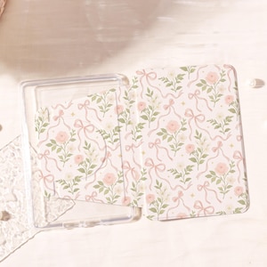 Peut inclure: Une tasse en céramique blanche avec une anse noire et le texte "But First, Coffee" en gras noir. La tasse est placée sur un fond flou. La tasse mesure environ 10 cm de hauteur.