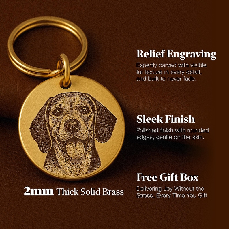 K&ouml;nnte beinhalten: Ein goldfarbener, runder Schl&uuml;sselanh&auml;nger mit einem detailliert eingravierten Bild eines Hundegesichts. Der Schl&uuml;sselanh&auml;nger besteht aus 2 mm dickem massivem Messing und tr&auml;gt den Text "Relief Engraving", "Sleek Finish" und "Free Gift Box".