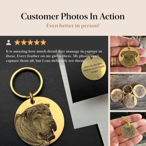K&ouml;nnte beinhalten: Eine Sammlung personalisierter Tieranh&auml;nger mit eingravierten Bildern von Hunden und Katzen. Die Anh&auml;nger sind rund, aus goldfarbenem Metall und an Schl&uuml;sselringen befestigt. Das Bild enth&auml;lt Text: "Customer Photos In Action" und "Even better in person!"