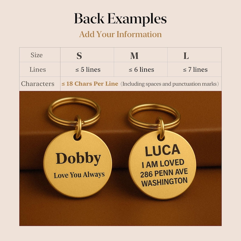K&ouml;nnte beinhalten: Goldfarbene, runde Hunde-ID-Marken mit Schl&uuml;sselringen. Ein Anh&auml;nger tr&auml;gt die Aufschrift "Dobby, Love You Always". Der andere Anh&auml;nger lautet "LUCA, I AM LOVED, 286 PENN AVE, WASHINGTON". Das Bild zeigt auch Gr&ouml;&szlig;en- und Zeichenbeschr&auml;nkungen.