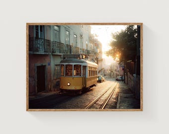 Atardecer en tranvía de Lisboa – Fotografía analógica de 35 mm / Arte mural de tranvía vintage / Impresión artística de Portugal