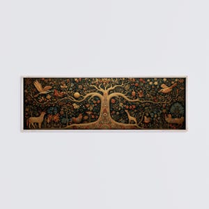 Peut inclure: Une impression d'art mural rectangulaire représentant un arbre central aux branches étendues sur un fond sombre. La scène est remplie de motifs floraux complexes, d'oiseaux en vol et de petits animaux, dont un cerf et une girafe.