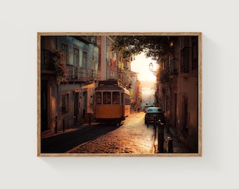 Impresión artística del tranvía de Lisboa, fotografía de la hora dorada de Alfama