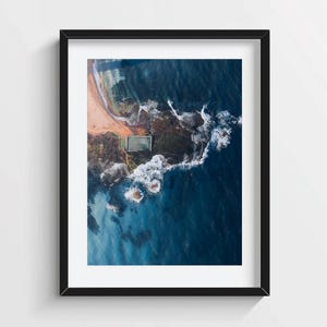 Impresión de Mona Vale Rockpool, arte mural de surf con olas oceánicas de Mona Vale Sídney, póster aéreo del océano australiano / Arte original de Asad Sarfraz