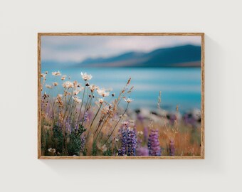 Wildblumen am See Kunstdruck: Pastellfarbene Landschaftsfotografie