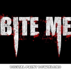 Puede incluir: Impresión digital sobre fondo negro con las palabras "BITE ME" en letras blancas desgastadas. La "I" de "BITE" se sustituye por un cuchillo, y la "E" de "ME" también es un cuchillo. Salpicaduras de sangre roja acentúan el diseño.