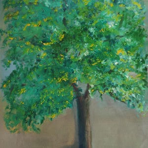 Könnte beinhalten: Ölgemälde eines Baumes mit braunem Stamm und leuchtend grünen Blättern mit gelben Akzenten. Der Baum ist vor einem neutralen Hintergrund zentriert und zeigt die Pinselstriche und die Farbpalette des Künstlers. Das Kunstwerk weckt ein Gefühl von Natur und Ruhe.