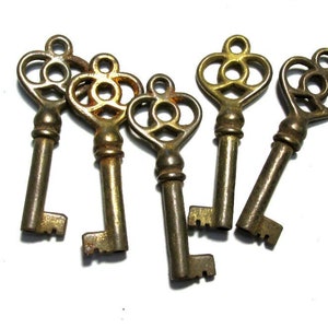 Skeleton Keys VINTAGE Clock KEYS Five (5) Fancy Top Keys Antique Vintage Skeleton Keys Jewelry Art Supplies Watch Supplies Destash (23J16)