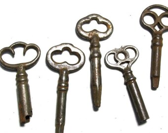 Clock Keys VINTAGE Clock KEYS Five (5) Fancy Top Clock Keys Antique Vintage Clock Keys Jewelry Art Supplies Watch Supplies Destash (23J17)