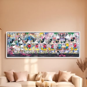 Puede incluir: Una gran obra de arte rectangular enmarcada que representa múltiples figuras de Mickey Mouse. La obra de arte tiene un fondo vibrante y abstracto con salpicaduras de pintura y detalles de estilo graffiti. Las figuras son en negro, blanco, rojo, amarillo y azul.