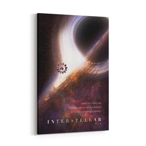 Op de afbeelding: Een zwart gat met een heldere oranje gloed in het midden, omringd door een draaiende sterrengalaxie. De tekst "NEWTON'S THIRD LAW THE ONLY WAY TO MOVE FORWARD, IS TO LEAVE SOMETHING BEHIND." staat onder de afbeelding, met het woord "INTERSTELLAR" in grote witte letters onder de tekst.