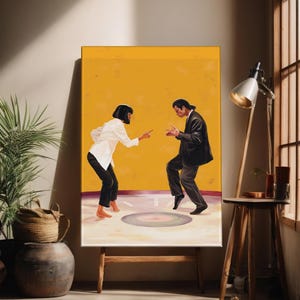 以下が含まれることがあります： 黄色い背景に男性と女性が踊っている絵画。男性は黒いスーツを着ており、女性は白いシャツと黒いズボンを履いています。二人はお互いを見つめ合って微笑んでいます。