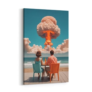 Könnte beinhalten: Leinwanddruck zeigt ein Paar, das an einem Tisch am Strand sitzt und dem Betrachter den Rücken zukehrt. Eine Atompilzwolke dominiert den Himmel über dem Meer. Das Paar sitzt auf blauen und orangefarbenen Stühlen.