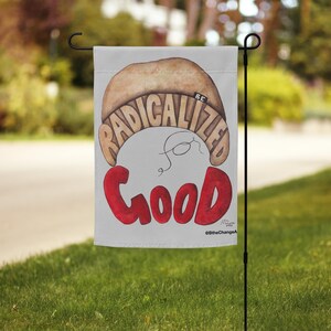 Peut inclure: Un drapeau de jardin avec l'inscription "RADICALIZED for GOOD" dans une police fantaisiste. Le mot "RADICALIZED" est dans une police brune arquée, et "GOOD" est en gras rouge. Le drapeau est affiché sur un support en métal noir dans un jardin herbeux.