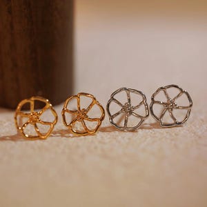 Pequeños pendientes de flores caladas, delicadas joyas florales doradas, pendientes de flores minimalistas hechos a mano, regalo del día de la madre para ella