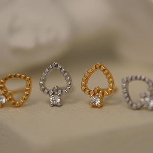 Boucles d'oreilles délicates en forme de pique, boucles d'oreilles originales ou fantaisie pour cartes à jouer, clous hélicoïdaux dorés, cadeau pour lecteur de cartes, cadeaux pour meilleurs amis, cadeau pour elle