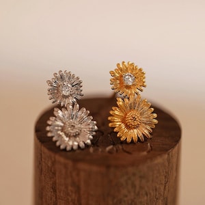 Dainty Daisy Flower stud earrings, April Birth Flower Jewelry, 18k Gold or platinum Daisy jewelry, April Birthday Gift for her, mom gift