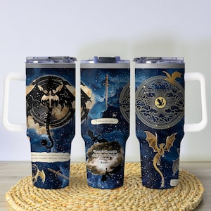 Pode incluir: Três canecas de viagem isoladas com alças e tampas brancas. Cada caneca apresenta um design de céu estrelado azul escuro com dragões, espadas e citações. Uma caneca diz: "Não há lugar para onde você possa ir que eu não o encontre, Violência."