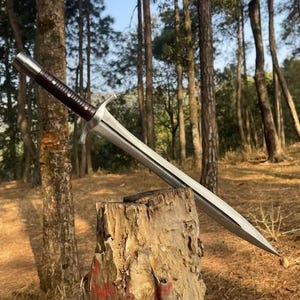 Espada vikinga medieval hecha a mano – Hoja de fantasía grabada a medida con funda de cuero – Accesorio para disfraz, cosplay y regalo coleccionable – Regalo de aniversario