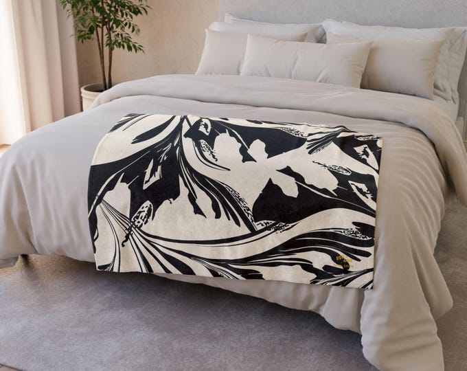 Elegant Floral Throw Blanket, Cozy Gift for Home Decor, Soft Polyester Bedding, Perfect for Hosts and Nature Lovers, Ideal for Relaxation,