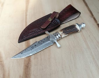Damaskuskniv med hjorthornshandtag och läderslida, handsmidd bowie