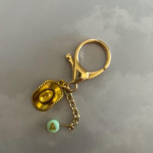 Llavero vaquero dorado con la letra A