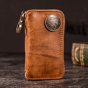 Op de afbeelding: Set van drie keramische mokken met een gespikkelde, matte afwerking. De mokken zijn in crème, lichtgrijs en donkergrijs. Elke mok heeft een eenvoudig, minimalistisch ontwerp.