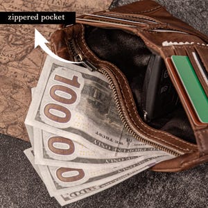 Puede incluir: Una taza de cerámica blanca con un asa negra y el texto "But First, Coffee" en negro, en negrita. La taza está sobre una superficie blanca.