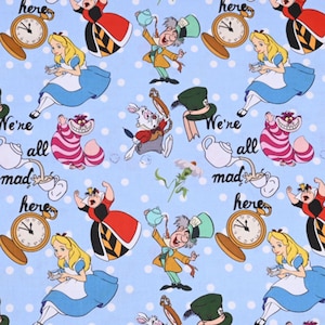 Puede incluir: Tela azul claro con un estampado de lunares blancos con personajes de Alicia en el país de las maravillas. El diseño incluye a Alicia, el Sombrerero Loco, el Gato de Cheshire, el Conejo Blanco y la Reina de Corazones, junto con relojes y tazas de té. El texto dice "We're all mad here."