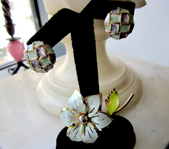 1960s Enamel Flower Pin & Button Earrings Set