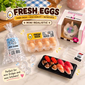 Puede incluir: Una colección de alimentos en miniatura que incluye un cartón de plástico transparente con ocho huevos marrones etiquetados como Fresh Eggs, una bolsa de cubitos de hielo de plástico, una bandeja negra con sushi y un pastel de unicornio Baskin Robbins.