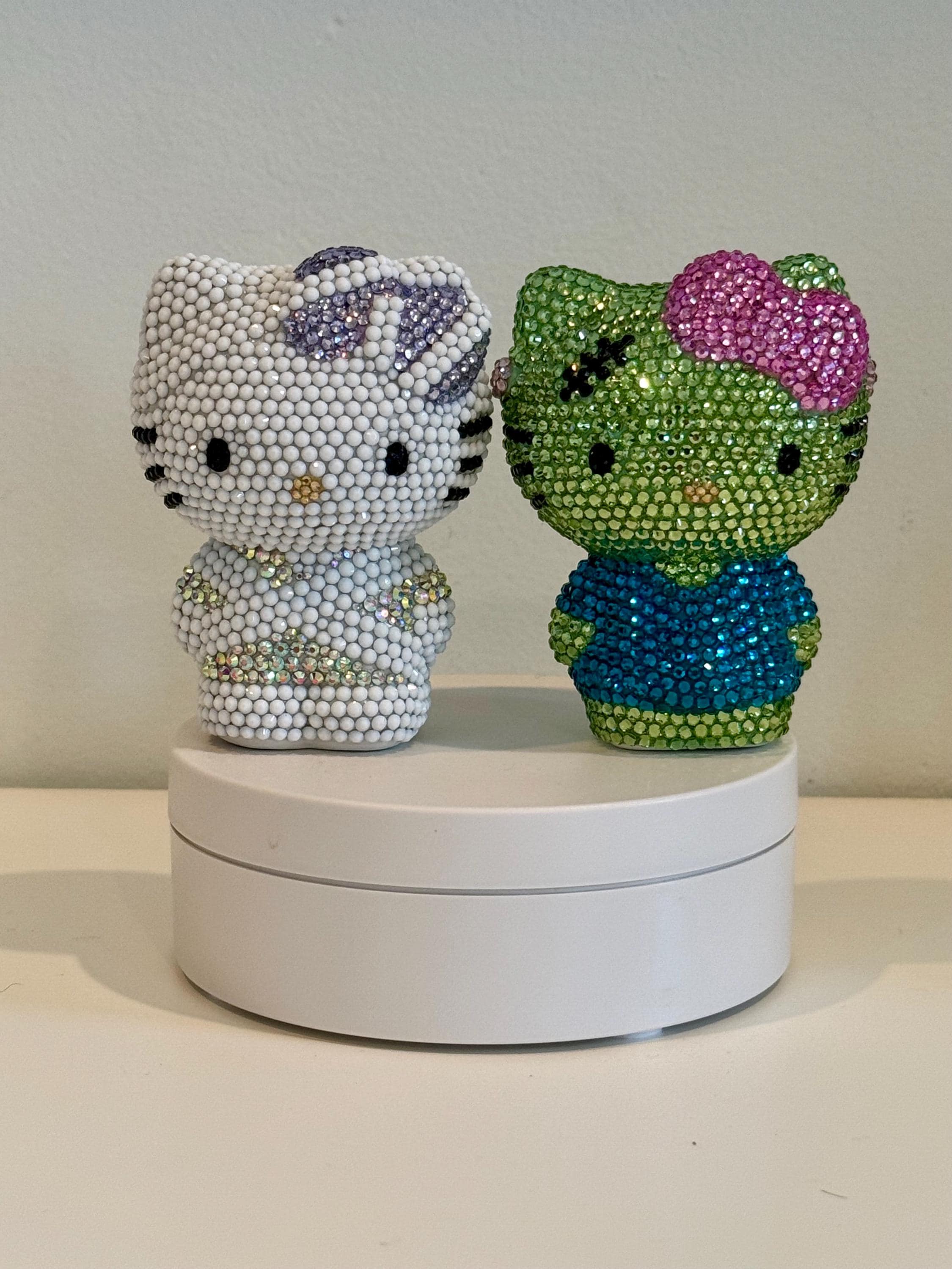 Hello Kitty ラインストーン 置物 il_fullxfull.7328912401_eub4.jpg