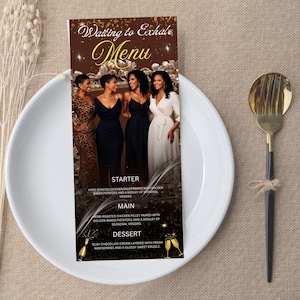 Peut inclure: Une carte de menu intitulée "Waiting to Exhale Menu" avec une photo de quatre femmes en robes de soirée. Le menu détaille une entrée, un plat principal et un dessert. La carte est posée sur une assiette blanche, avec une fourchette dorée et noire.