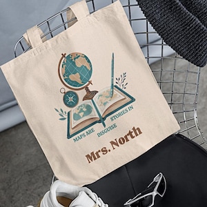 Borsa tote personalizzata per insegnanti di geografia – Borsa in tela con nome personalizzato e citazione sulla mappa, regalo di apprezzamento per insegnanti per scuola o classe