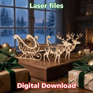 Puede incluir: Un trineo y dos figuras de reno de madera cortados con láser con intrincados patrones de volutas. El texto Laser files y Digital Download es visible. Las piezas de madera clara están dispuestas sobre una superficie plana con regalos.