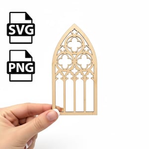 Puede incluir: Diseño de ventana gótica de madera cortada con láser. La ventana presenta intrincados detalles de cuatrifolios y arcos. La imagen también incluye iconos de tipo de archivo SVG y PNG. La ventana es sostenida por una mano sobre un fondo blanco.