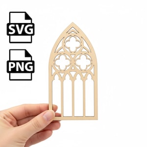 Puede incluir: Un recorte de madera de color claro en forma de ventana gótica, sostenido por una mano. El diseño de la ventana presenta intrincados patrones recortados. Dos iconos de archivo en blanco y negro etiquetados como "SVG" y "PNG" están en la esquina superior izquierda.