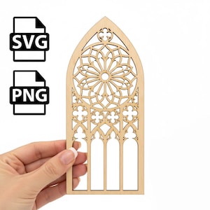 Może przedstawiać: Wycięty laserowo drewniany wzór okna katedry. Okno ma skomplikowane geometryczne wzory i kształt łuku spiczastego. Obraz zawiera ikony typu pliku SVG i PNG. Okno jest trzymane przez dłoń na białym tle.