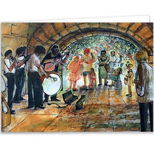 Può includere: Un gruppo di persone si è riunito sotto un arco, ascoltando una band che suona musica. La band è composta da musicisti che suonano una varietà di strumenti, tra cui una batteria, una chitarra e un sassofono. Le persone nella folla sono vestite in modo casual e sembrano godersi lo spettacolo.