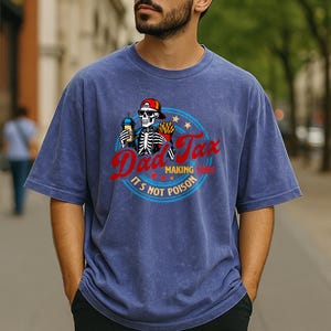 Humorshirt DAD TAX, Dark Comedy T-shirt, cartoon skeletkleding, T-shirt toxiciteitscontrole, edgy humor kleding, skelet fastfood-afbeelding