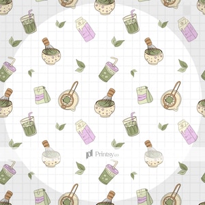 Può includere: Un motivo ripetitivo con illustrazioni disegnate a mano di ciotole di matcha con fruste di bambù, bevande al matcha ghiacciato in bicchieri con cannucce, cartoni di latte d'avena e foglie di tè verde su uno sfondo bianco a griglia.