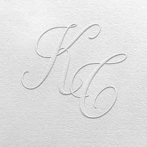 Può includere: Monogramma bianco in rilievo con le lettere intrecciate "K" e "C" in un delicato corsivo. Il design è ambientato su uno sfondo bianco sporco strutturato, creando un'estetica sottile ed elegante. Ideale per articoli di cancelleria o regali personalizzati.