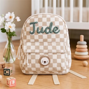 Può includere: Set di tre tazze in ceramica con finitura opaca e macchiettata. Le tazze sono nei toni del crema, grigio chiaro e grigio scuro. Design semplice e minimalista.